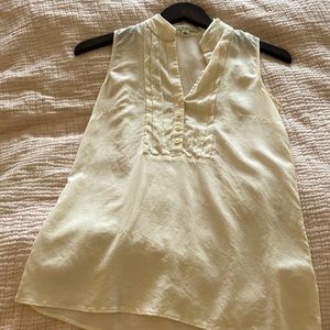 Sleeveless Banana Republic blouse in ivory. Size 4.